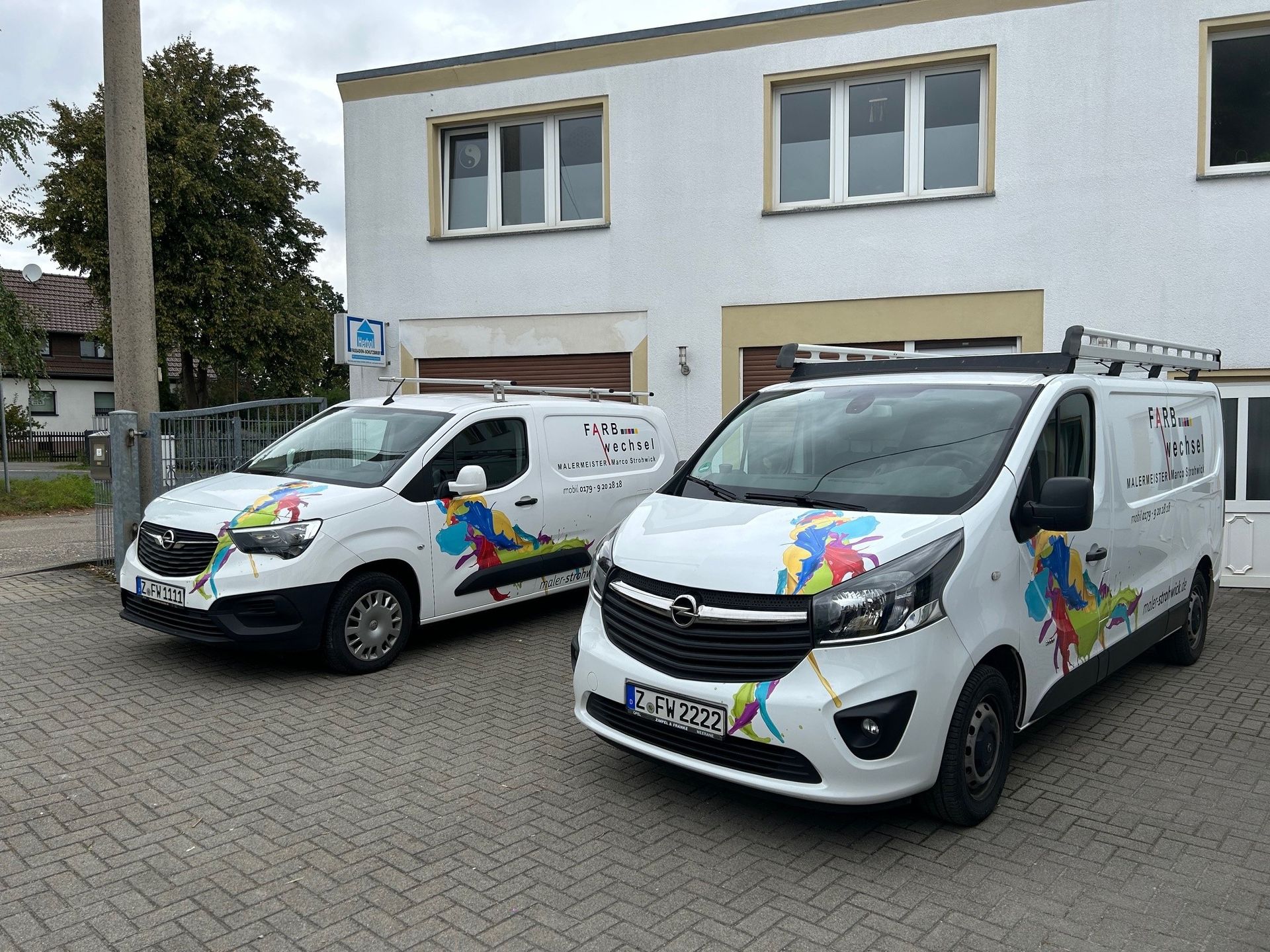 zwei Einsatzfahrzeuge von der Firma Farbwechsel