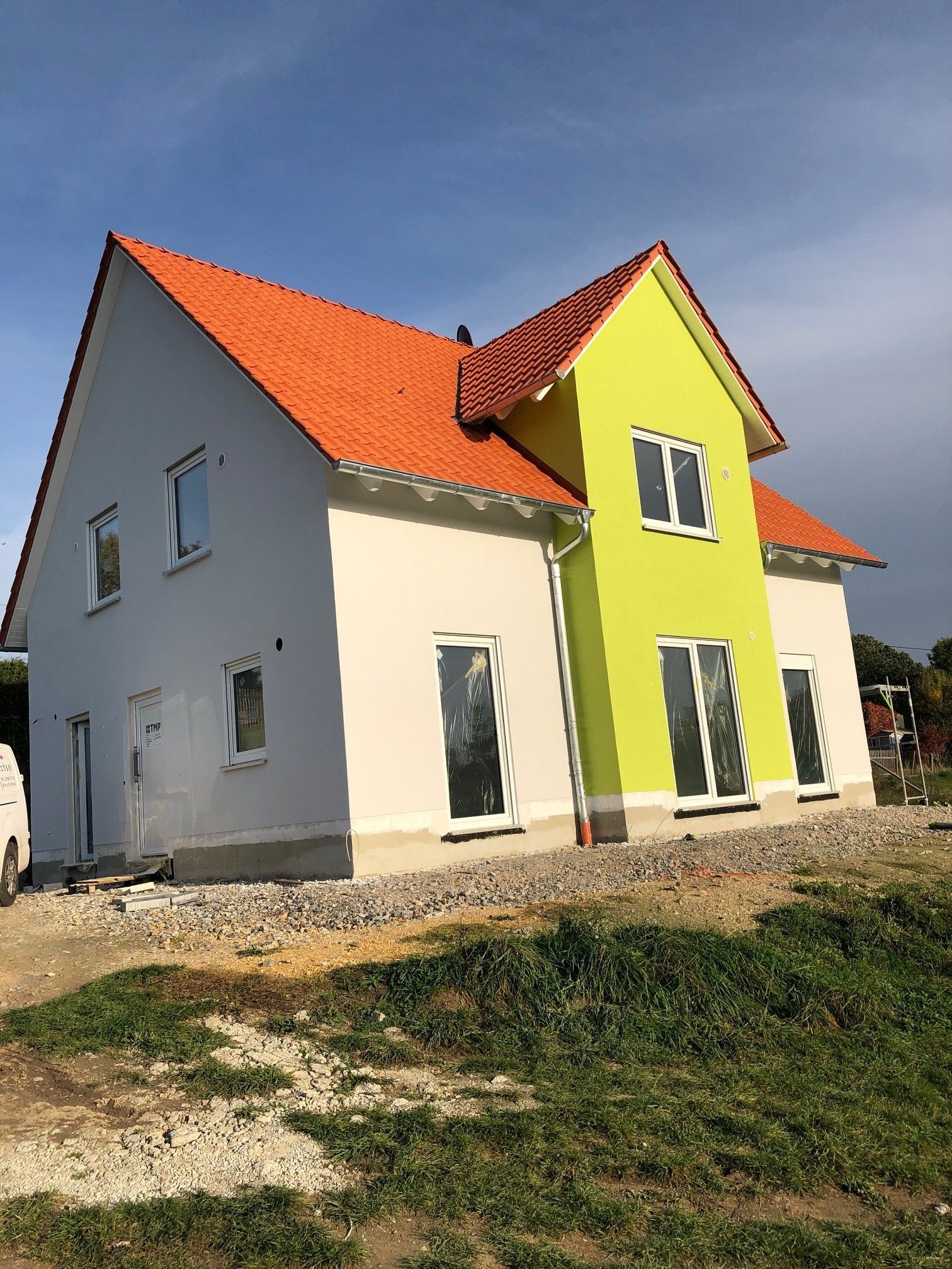 weiß-gelbe Fassadengestaltung eines Neubaus