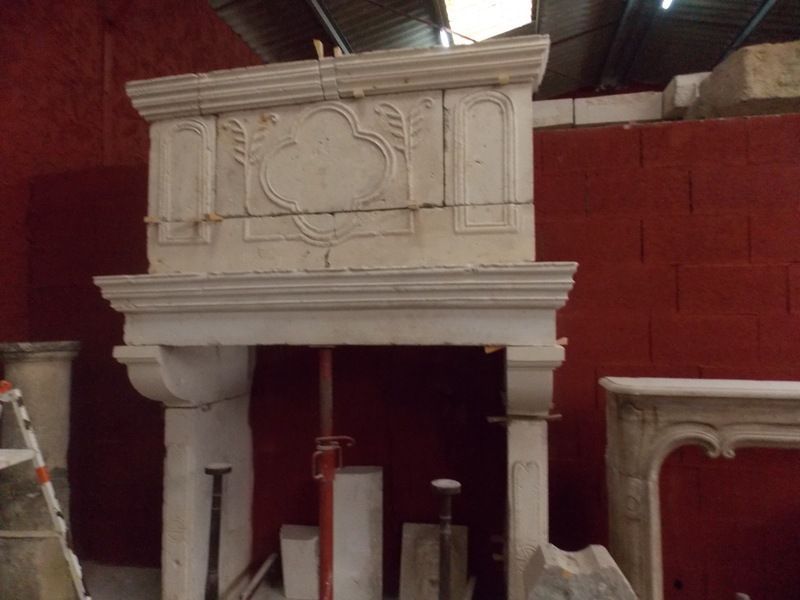 Cheminée en pierre ornée de sculptures, à l'intérieur.