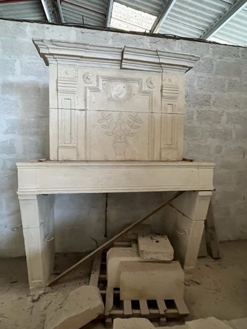 Cheminée en pierre en cours de fabrication dans un atelier.