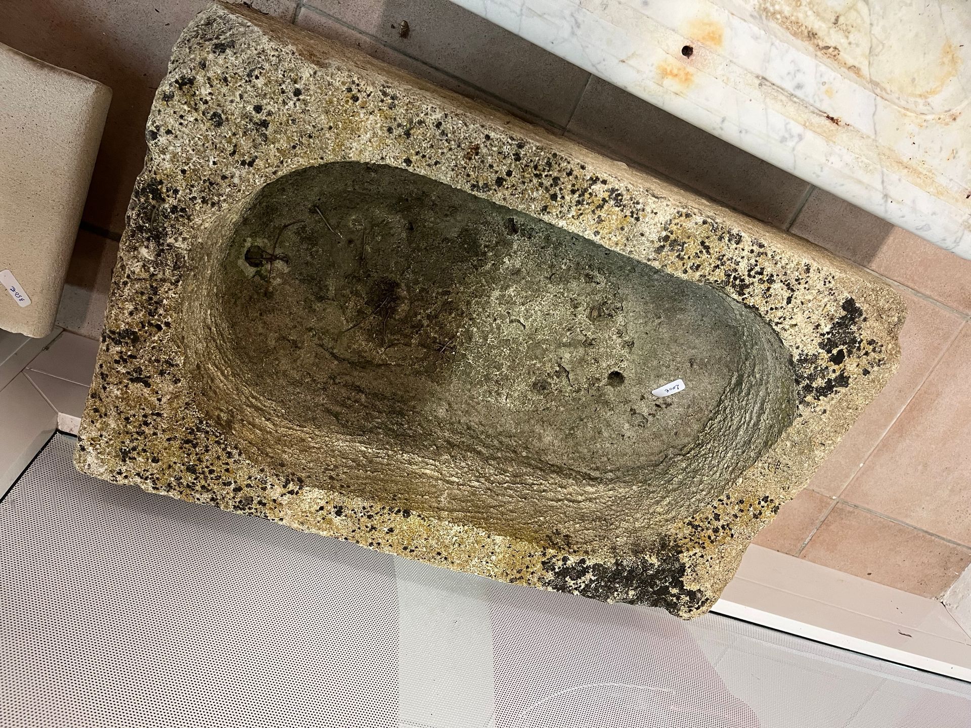 Lavabo en pierre sale encastré dans un plan de travail, vu de dessus.