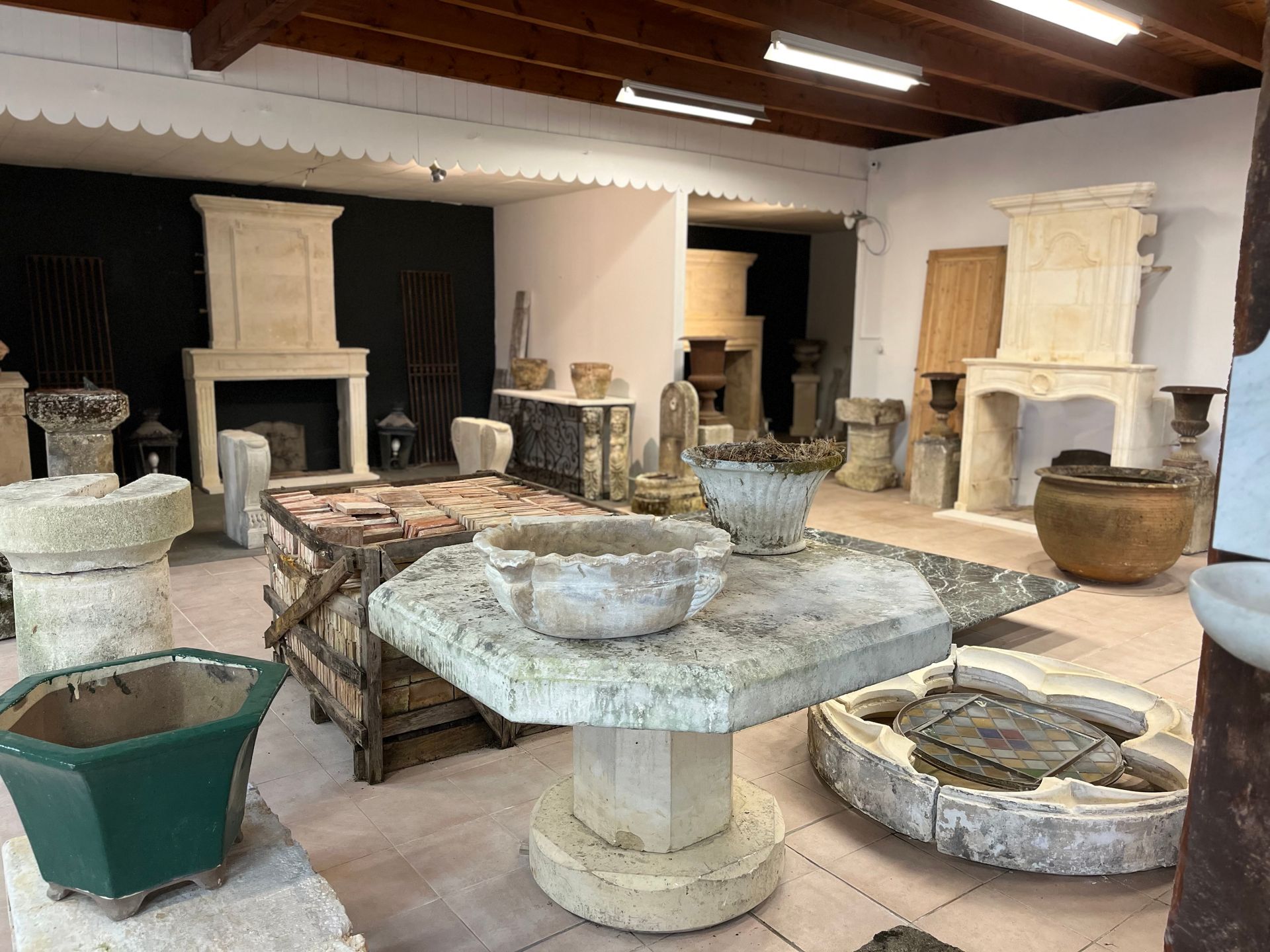Fontaines et bassins de jardin en pierre exposés dans un atelier-showroom