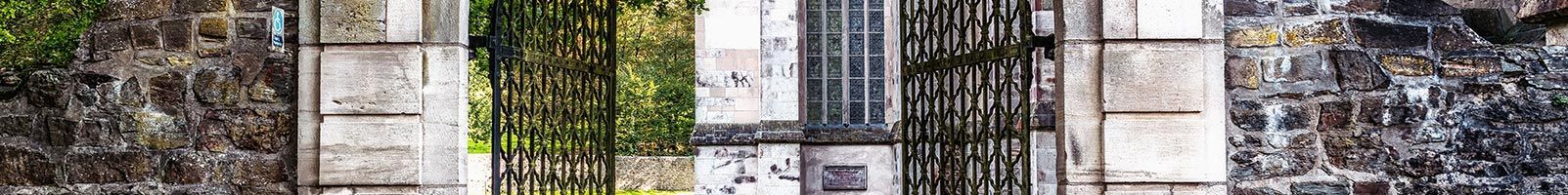 Des sections de brique, de pierre, de feuillage et de fenêtre alignées.