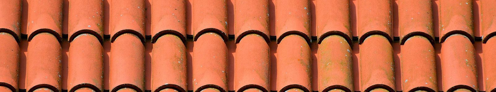 Tuiles de toit en terre cuite rouge.