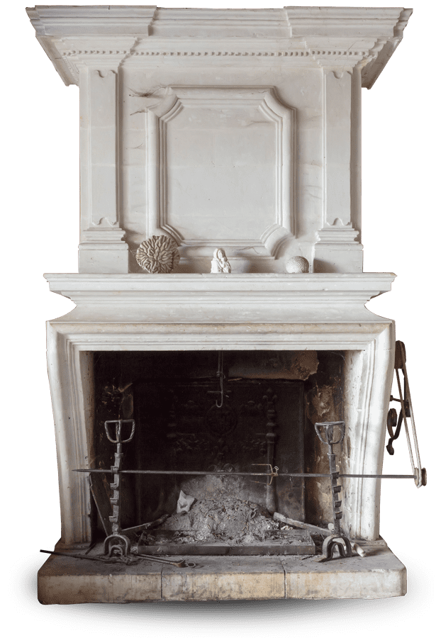 Cheminée en marbre blanc ornée de détails raffinés, avec accessoires de cheminée et cendres à l'intérieur.