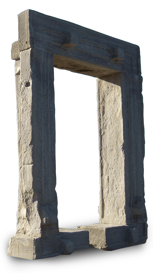 Encadrement de porte en pierre, patiné par le temps, se dressant seul.