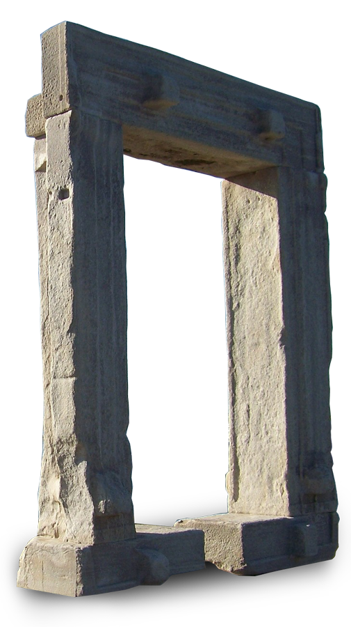 Porte en pierre isolée, cadre gris patiné, ouverture rectangulaire et deux petits pieds à la base