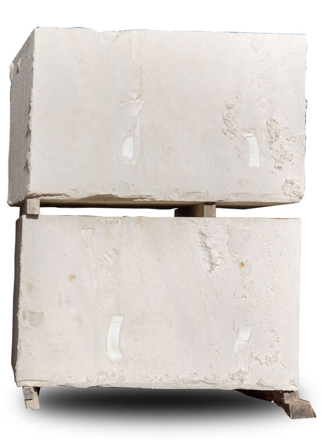 Deux blocs blancs superposés aux surfaces rugueuses et ébréchées sur un fond uni