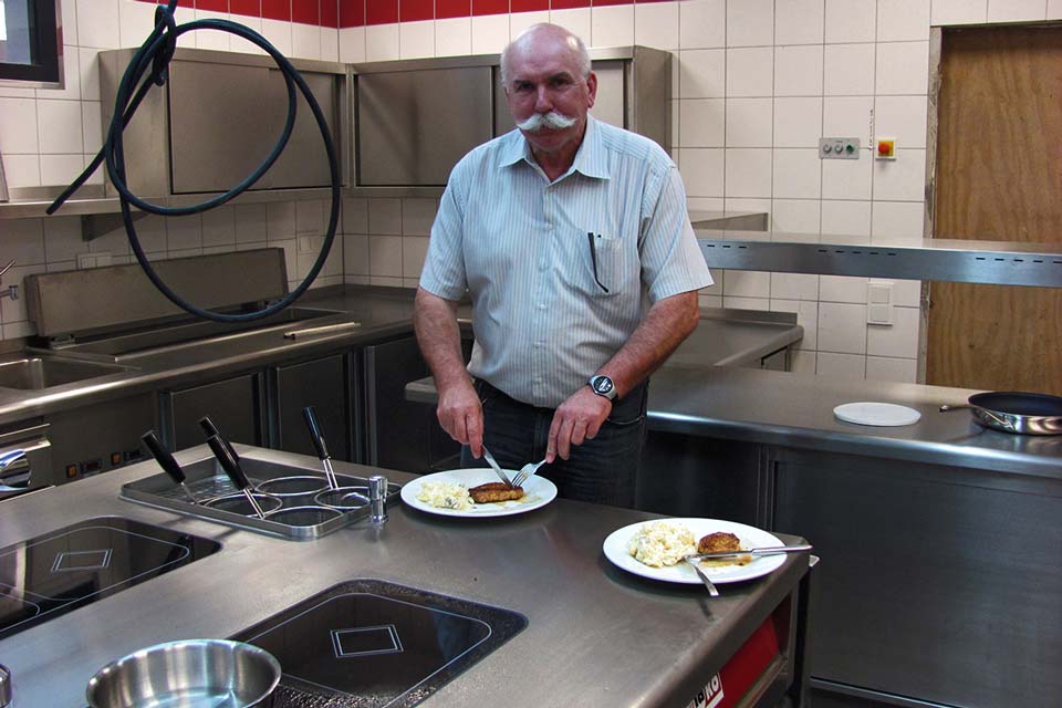 f3 Konzept – Mann in einer Großküche