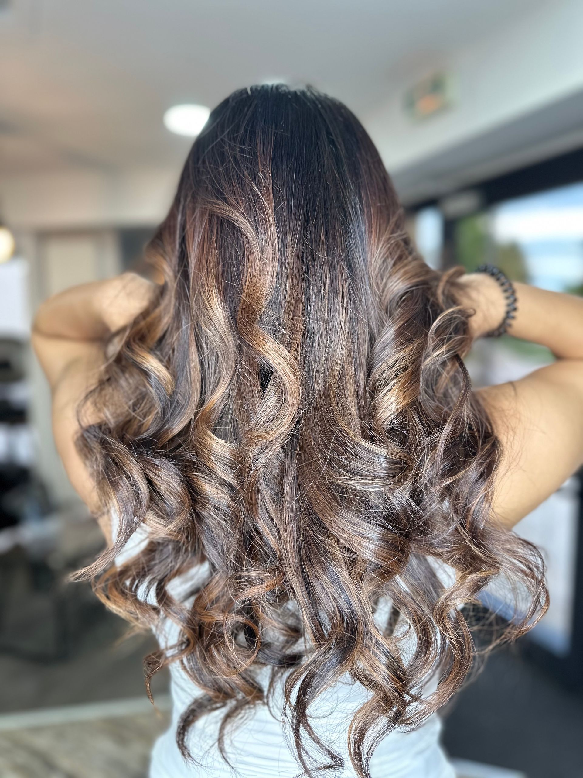 Photo d'une femme de dos après une permanente