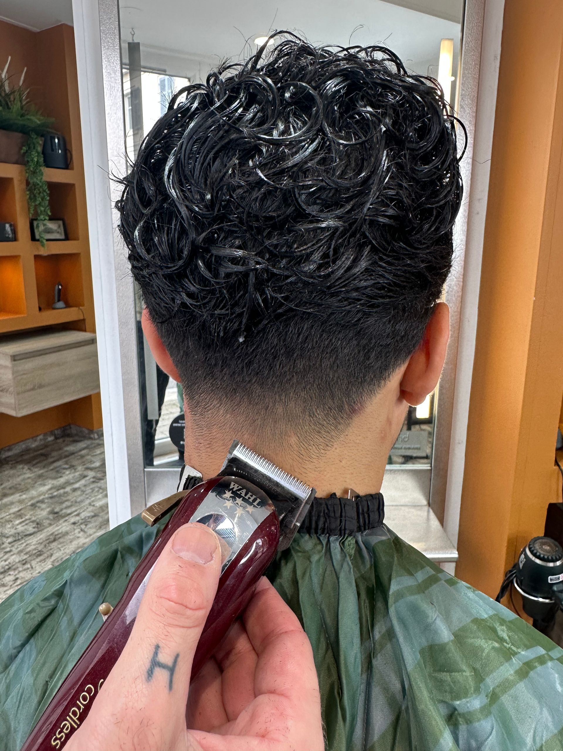 Photo d'un homme de dos après une coloration