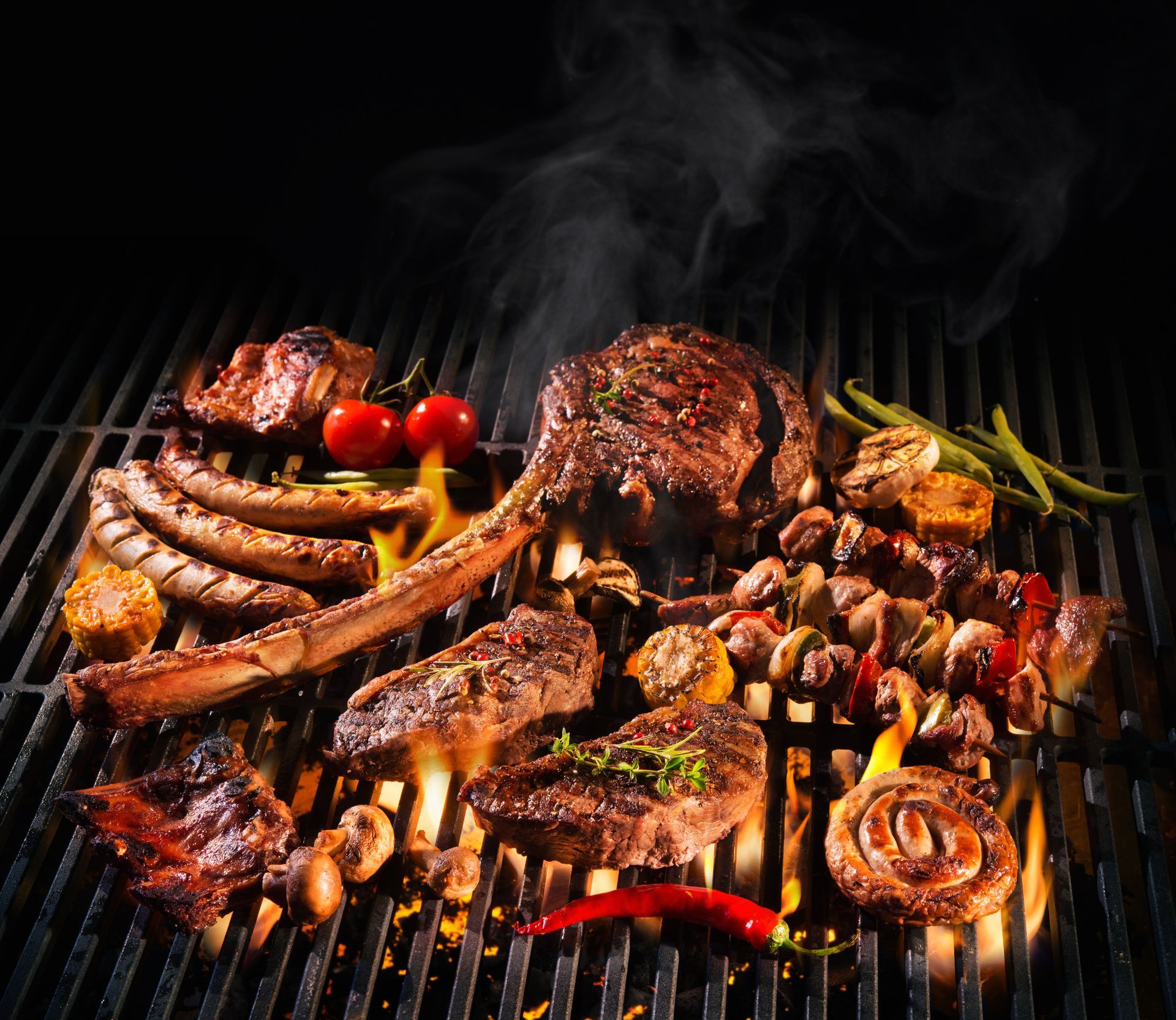 Viandes et légumes grillés, y compris steaks, saucisses et brochettes, sur un barbecue avec flammes et fumée.