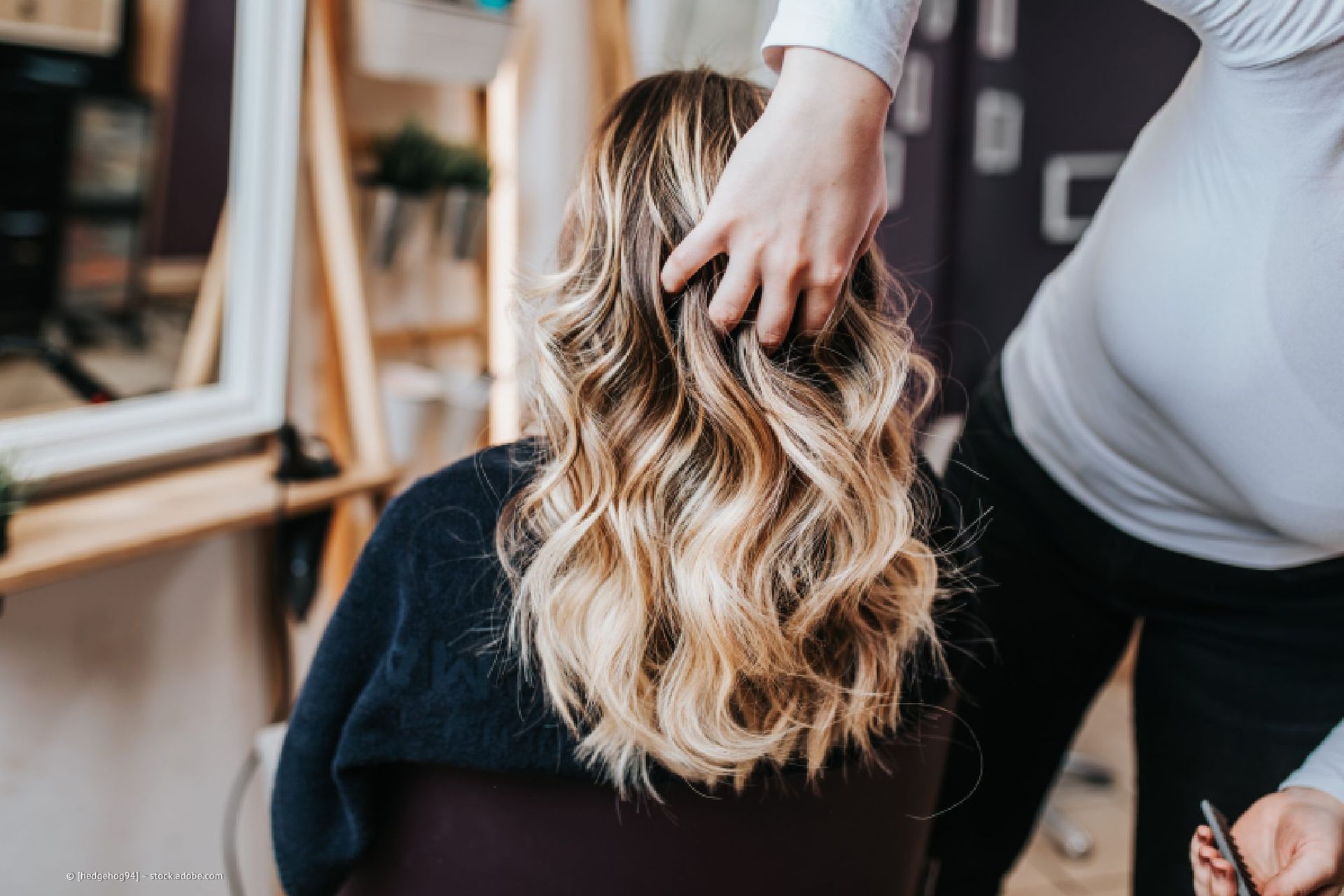 Mitarbeiter der Family Coiffeur Friseur- und Kosmetik GmbH stylt Kundin