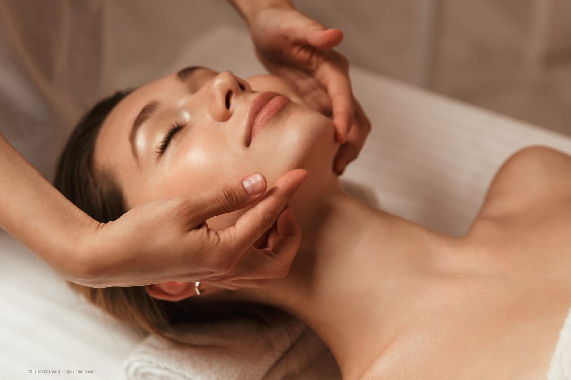 Mitarbeiterin der Family Coiffeur Friseur- und Kosmetik GmbH behandelt Kundin