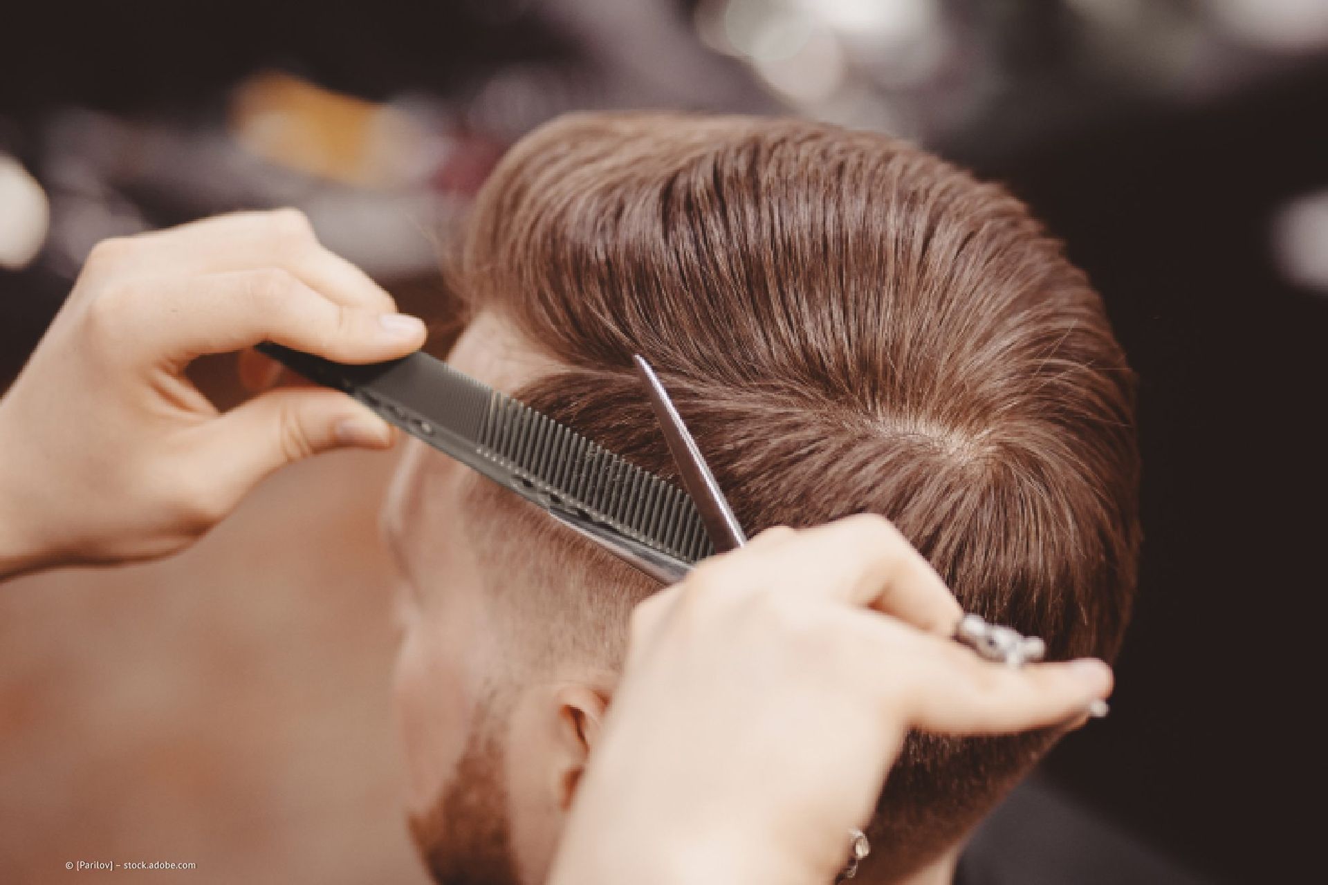 Mitarbeiter der Family Coiffeur Friseur- und Kosmetik GmbH schneidet Kunden Haare