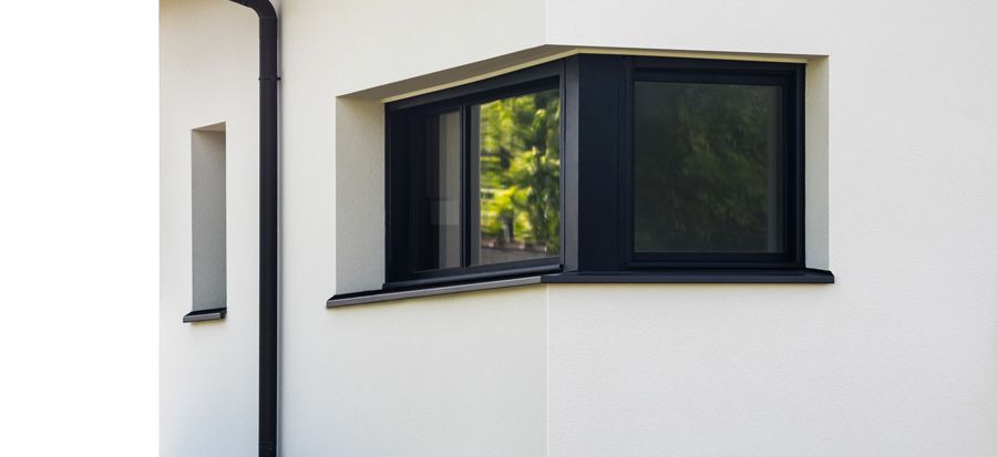 Fenêtre noire d'une maison blanche