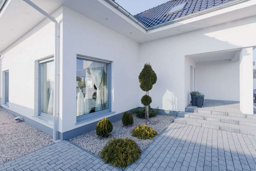 Maison blanche avec extérieur aménagé