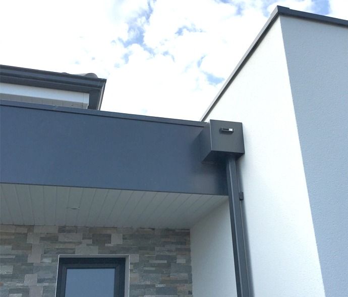 Boite à eau en aluminium sur façade