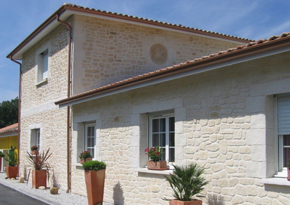 Toit avec gouttière noire et sous-face