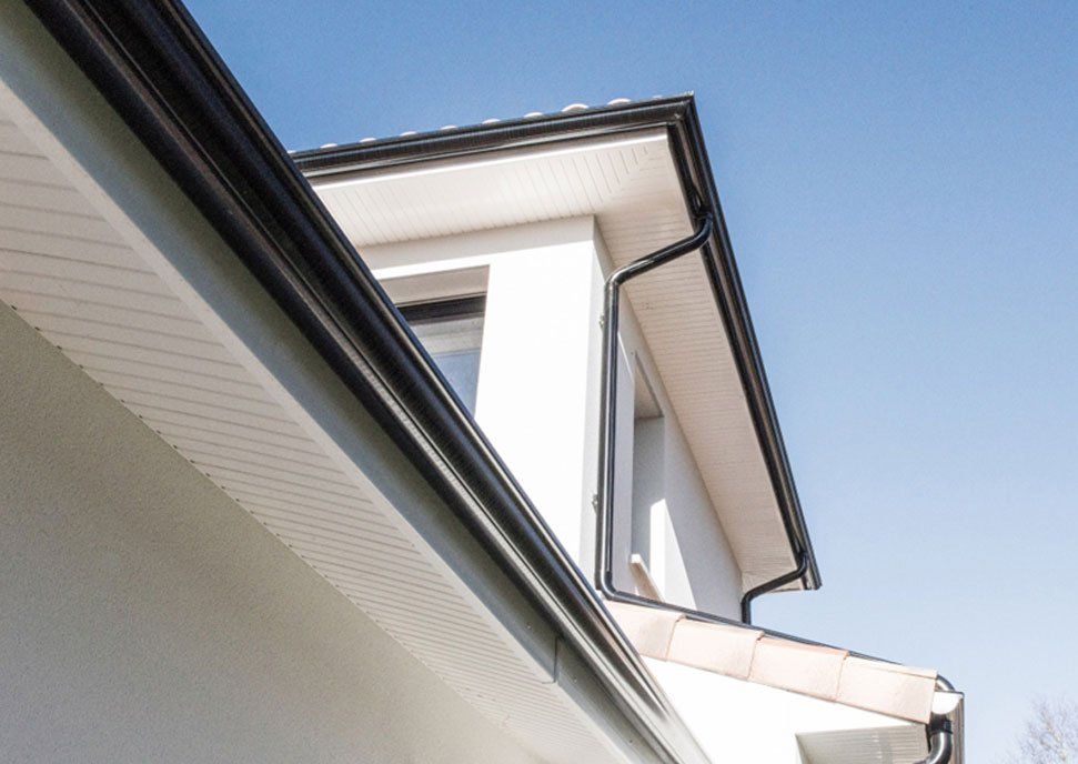 Gouttière demi-ronde noire au coin d'un toit