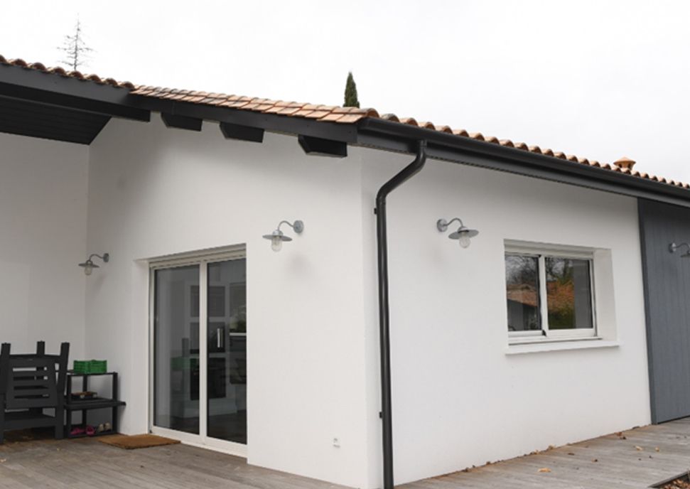Maison blanche avec bardage et gouttière SM33