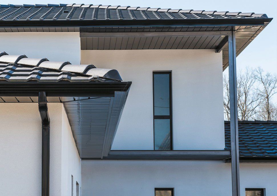 Gouttière trapèze noire installée sur une maison