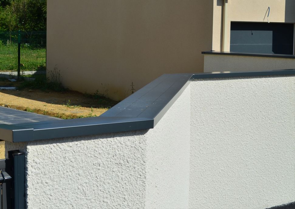 Couvertine en aluminium sur un muret