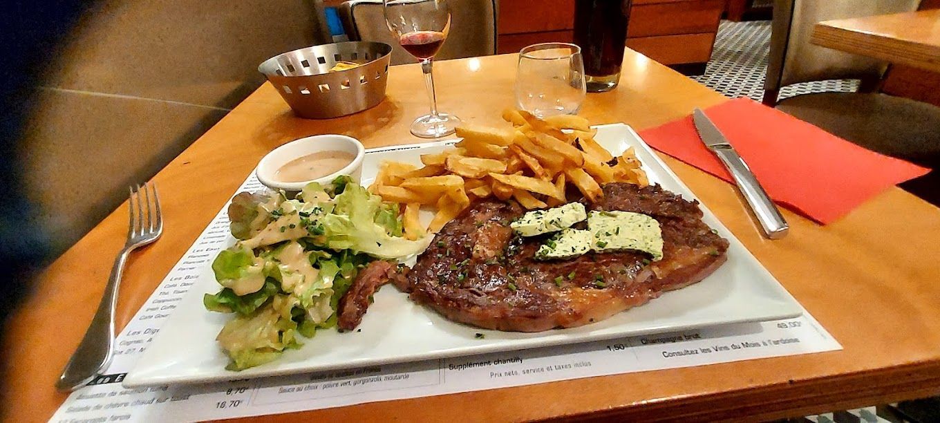 Viande avec frites et sauce