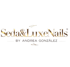 Logotipo de "Seda & Luxe Nails by Andrea Gonz&aacute;lez" en elegante texto dorado sobre fondo blanco.