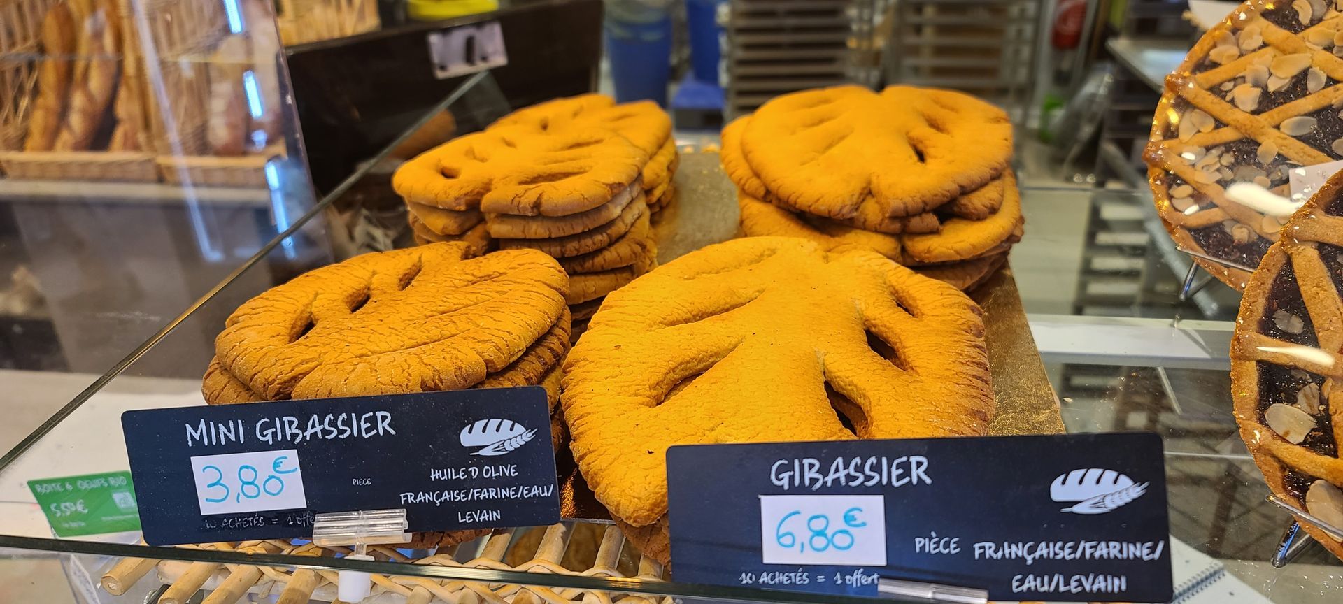 Vitrine de la boulangerie : Nos biscuits sablés Gibassier