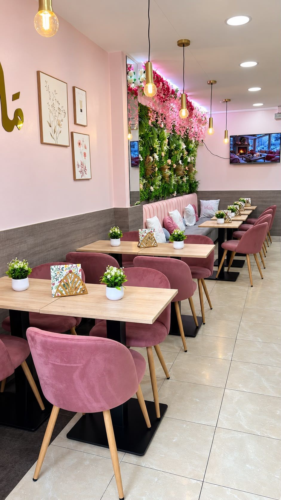 Un restaurante con mesas y sillas y un faro en la pared.