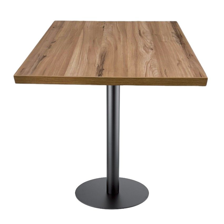 Una mesa de madera con una base de metal negro sobre un fondo blanco.
