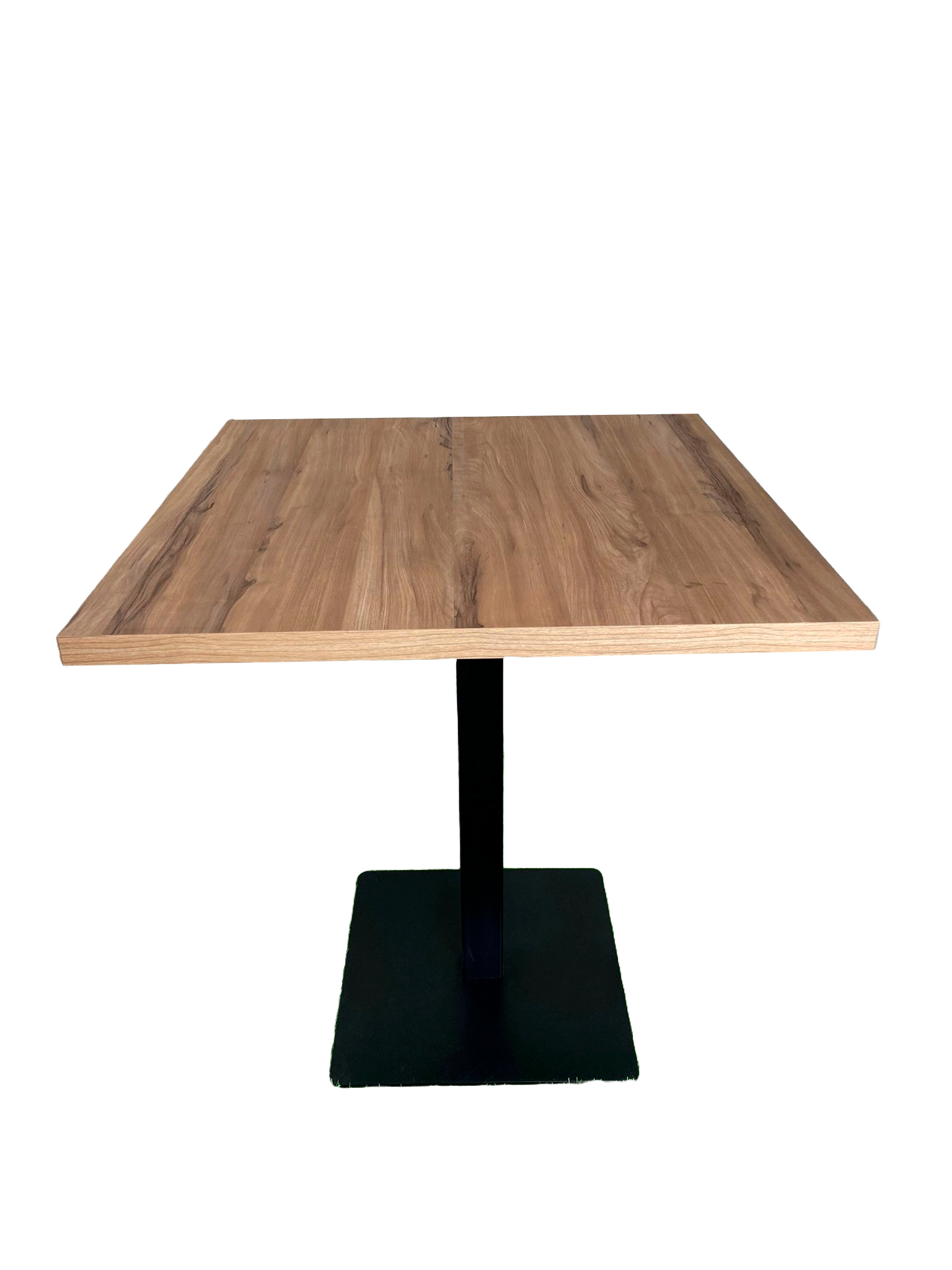 Una mesa de madera con una base de metal negro sobre un fondo blanco.