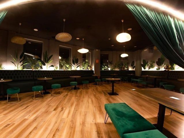 Una gran sala con mesas y bancos.