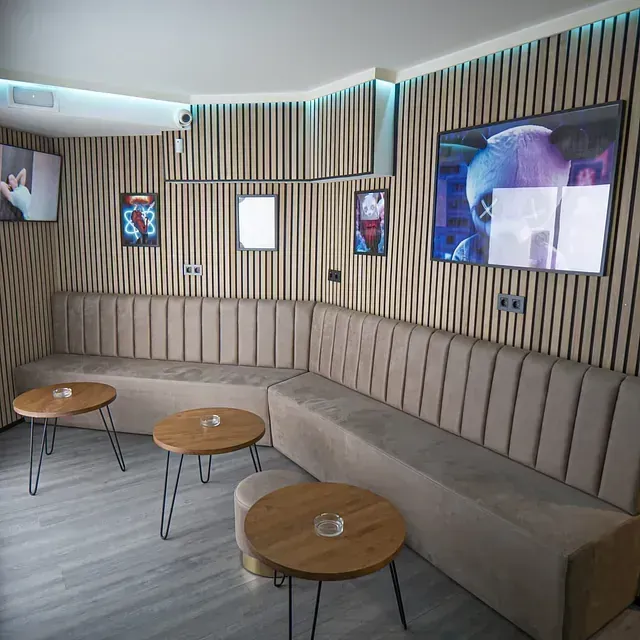 Una sala de estar con un sofá y tres mesas.