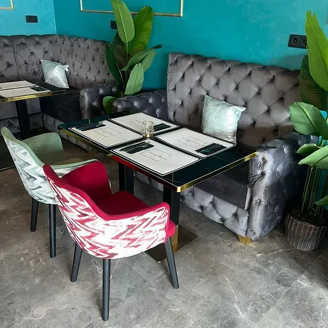 Un restaurante con mesas y sillas y un sofá.