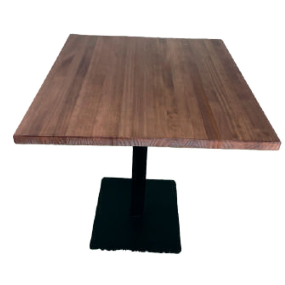 Una mesa cuadrada de madera con una base negra sobre un fondo blanco.