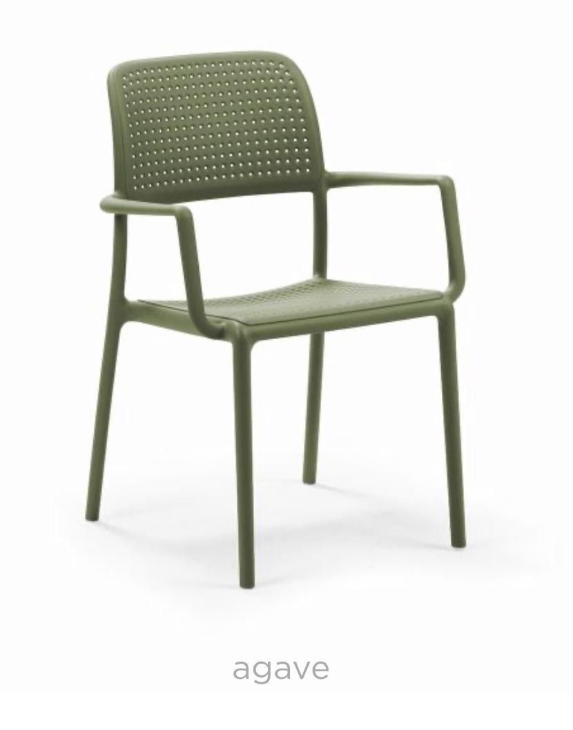 Una silla verde con la palabra agave en la parte inferior.
