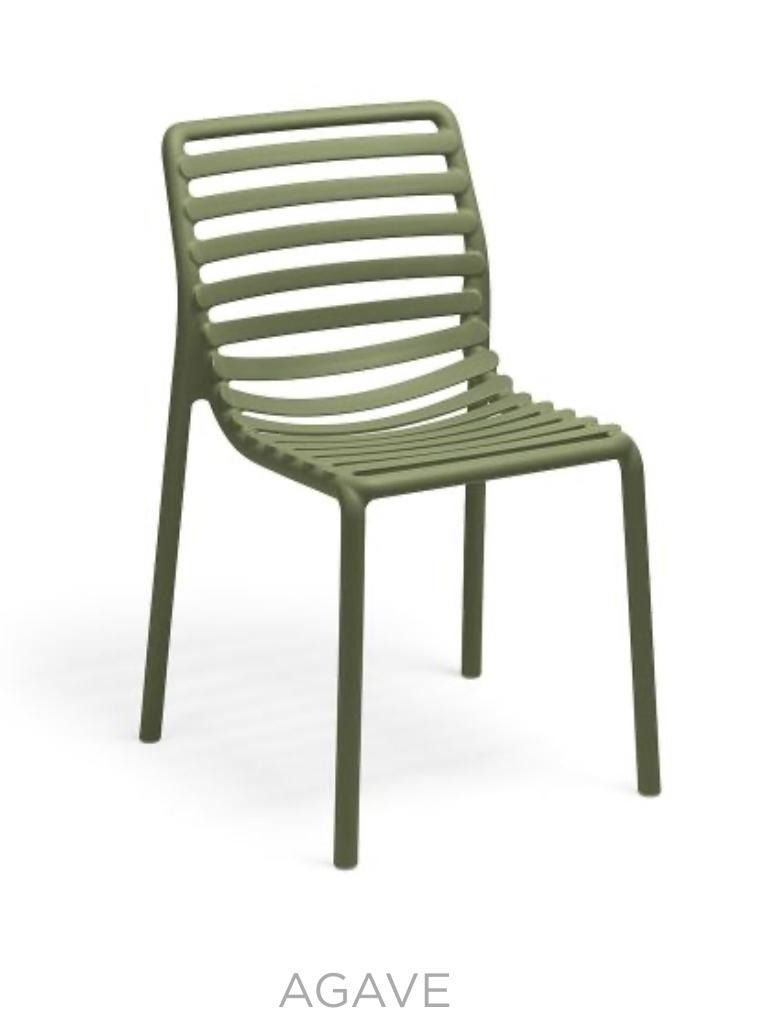 Una silla verde con asiento y respaldo a rayas sobre un fondo blanco.