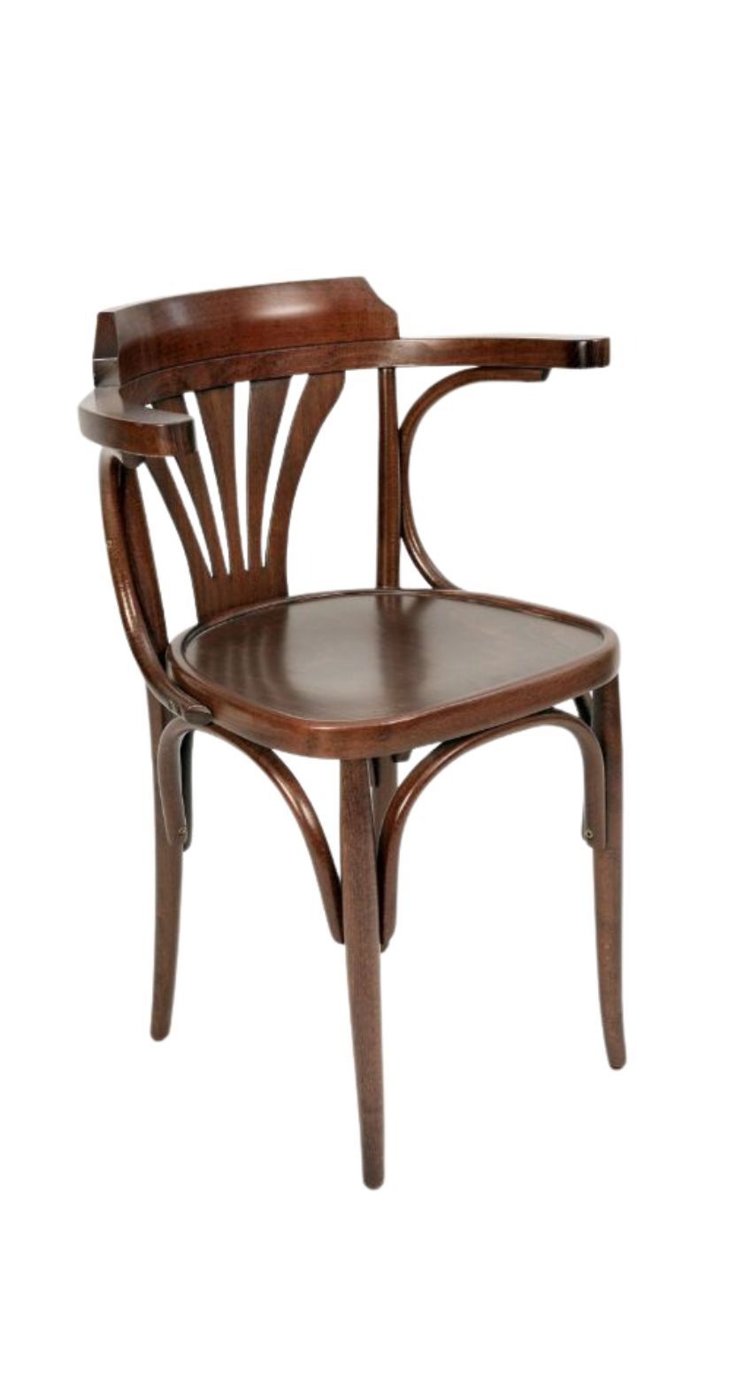 Una silla de madera con respaldo curvado y reposabrazos sobre un fondo blanco.
