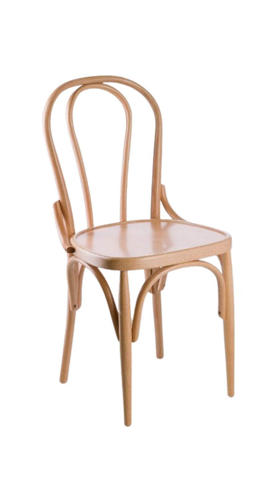 Una silla de madera con respaldo curvado sobre un fondo blanco.