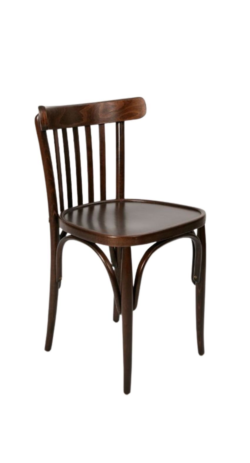 Una silla de madera con asiento y respaldo de madera sobre un fondo blanco.