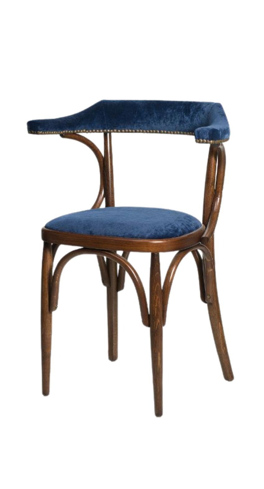 Una silla de madera con asiento y respaldo de terciopelo azul sobre fondo blanco.