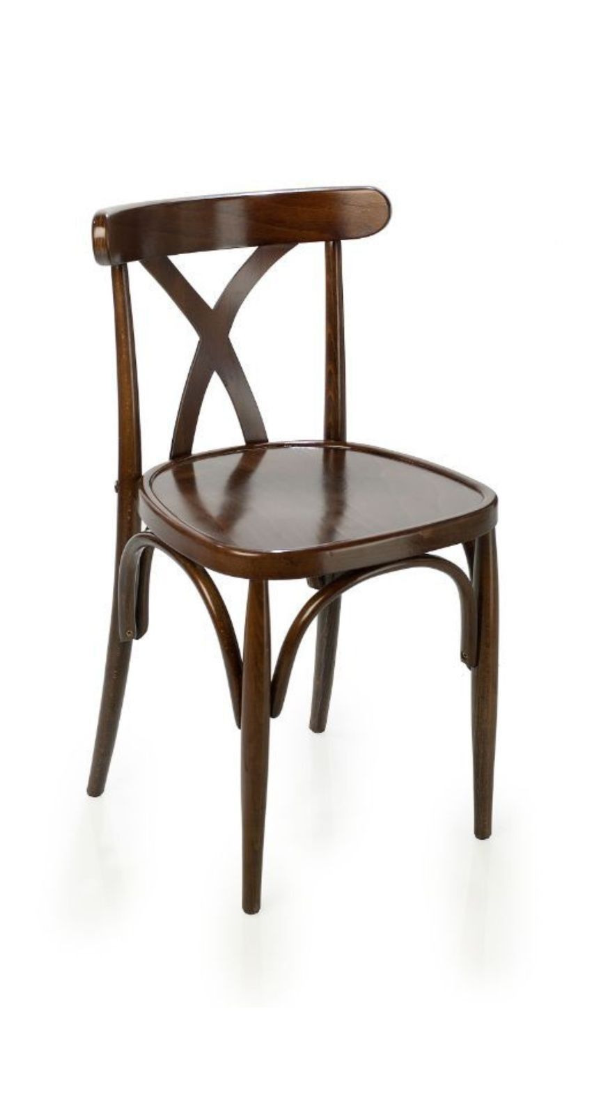 Una silla de madera con respaldo cruzado sobre un fondo blanco.
