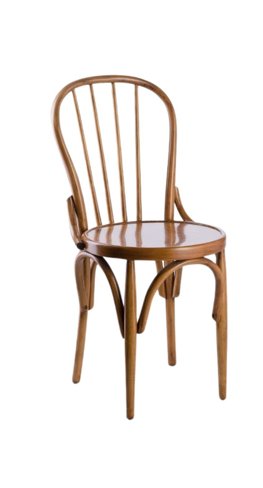 Una silla de madera está sentada sobre un fondo blanco.