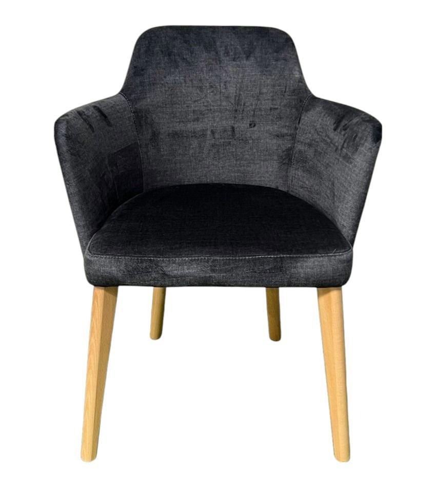 Una silla negra con patas de madera sobre un fondo blanco.
