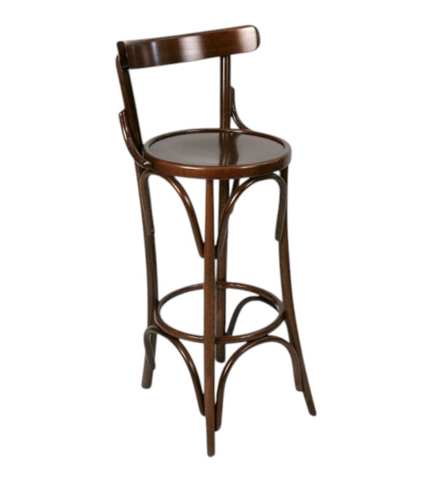 Un taburete de bar de madera con respaldo sobre un fondo blanco.