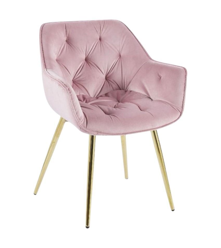 Una silla rosa con patas doradas sobre un fondo blanco.
