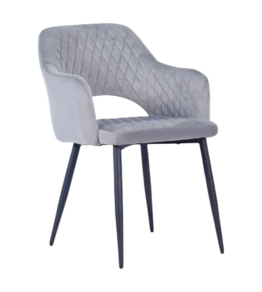 Una silla de terciopelo gris con patas negras sobre un fondo blanco.