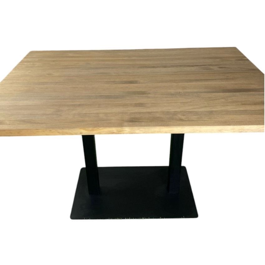 Una mesa de madera con una base negra sobre un fondo blanco